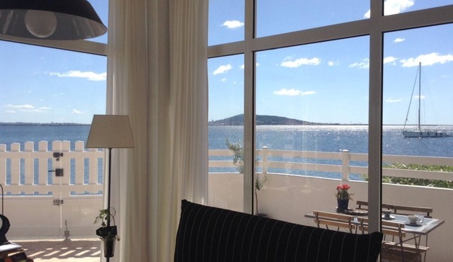 Luxurious waterfront studio (3 meters from the pond) - unique location