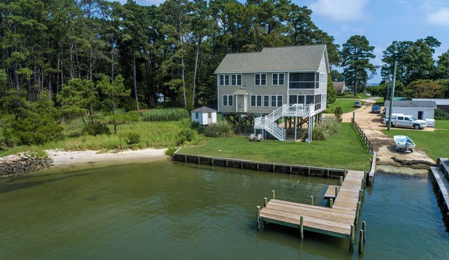 Luxurious Waterfront Paradise with gorgeous water views& private deck 4bd/3bath