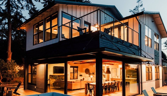 Luxurious waterfront home with water views, full kitchen, & WiFi