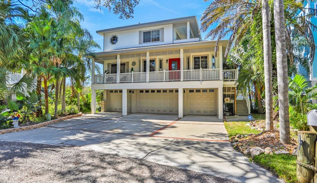 Luxurious waterfront home w/pool, hot tub, game room, dock & water activities