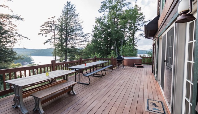 Luxurious Waterfront w/Panoramic Mountain Views, Hot Tub WIFI