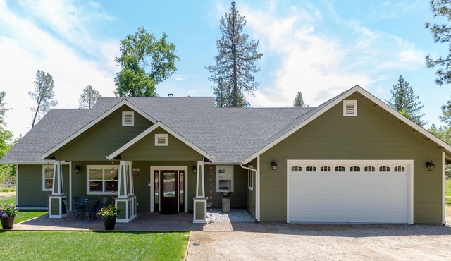 Luxurious Yosemite Mountain Home , Spa, Pool, Miniature Ponies! and Gameroom