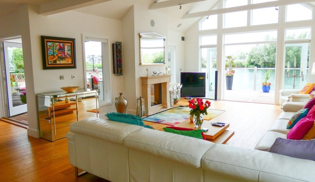 Luxuriously appointed 4 bedroom lakeside house