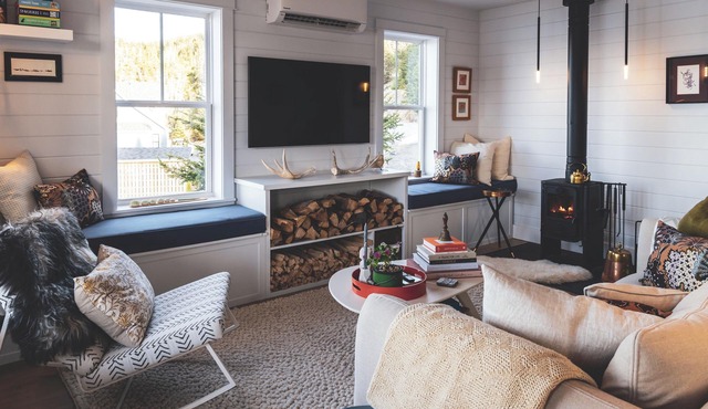 Luxuriously charming 2-bedroom home with private beach, wharf & stage