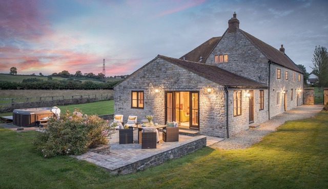 Luxuriously renovated farmhouse with hot tub