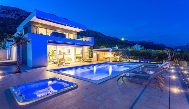 Luxurius Villa Aria with heated 45sqm pool, jacuzzi and seaview