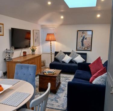 Luxury 1 bed apartment close to Airport and Exhibition centre ideal for short long term stays very cosy nicely furnished for comfort with all mod cons FreeParking on site Free WIFI