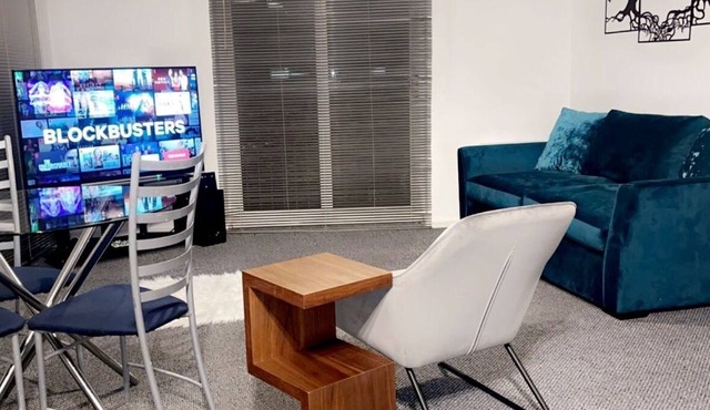 Luxury 1 Bed Apartment With Parking