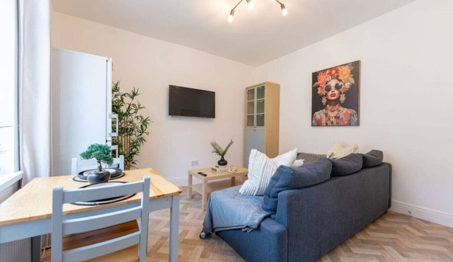 Luxury 1-Bed Near MCR Hospital