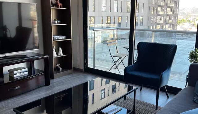 Luxury 1 bedroom 2 baths Downtown with Office