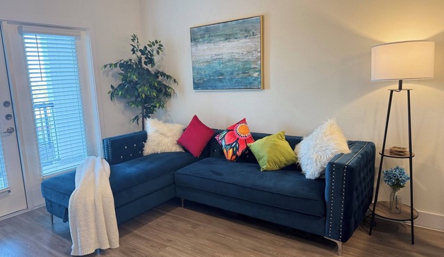 Luxury 1-bedroom apartment close to La Cantera/RIM with fitness center, WiFi