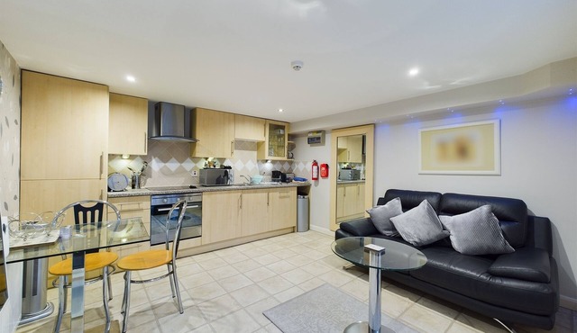 Luxury 1 Bedroom Apartment with Private Decking