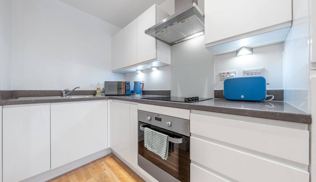 Luxury 1 Bedroom Apartment with Balcony Central