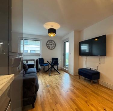 Luxury 1 bedroom Apartment, large balcony with Views Town Centre