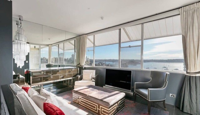 Luxury 1 Bedroom Apt with Harbour Views & Parking