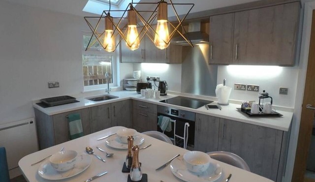 Luxury 1 Bedroom Chalet, Wood Fired Hot Tub, private parking and free WIFI.