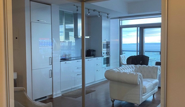 Luxury 1 Bedroom Condo with CN Tower & Lakeview