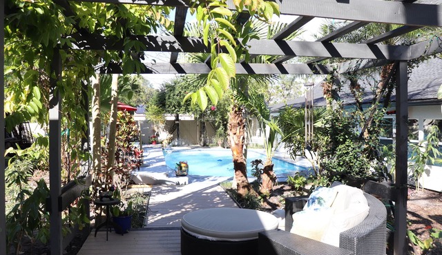 Luxury 1-bedroom cottage with pool in prime location. Peaceful resort style.