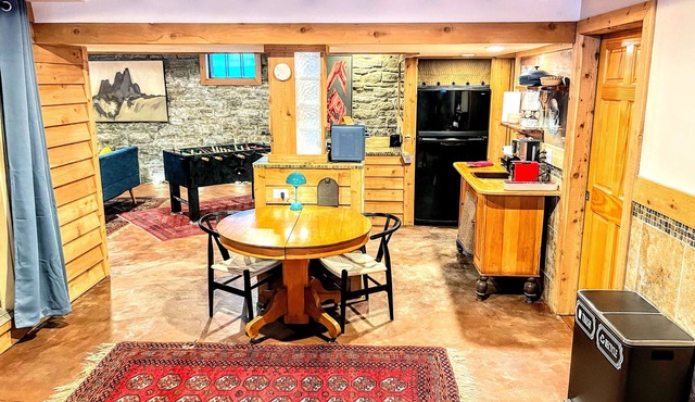 Luxury 1-bedroom Flat on Cathedral Hill: Private Sauna, Fireplace and Gym