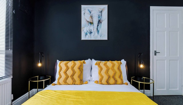 Luxury 1-Bedroom house, Free parking, Sleeps 4