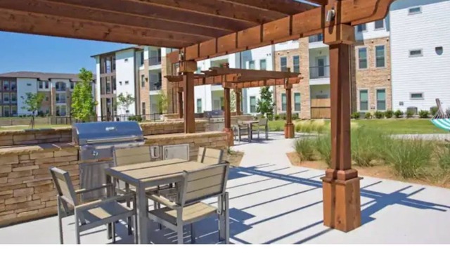 Luxury 1 bedroom unit with pool access, gym