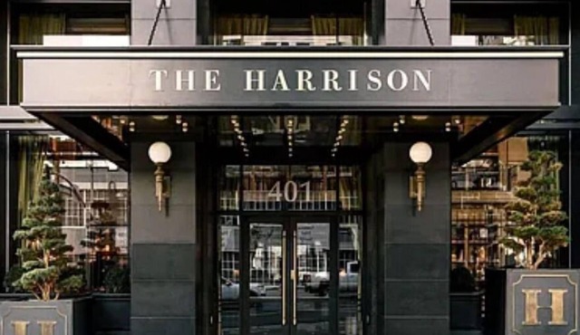 Luxury 1 Bedroom Condo with Dedicated Office Near the Financial District