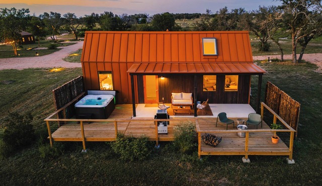 Luxury 1 BR cabin in the center of the Texas Wine Country with private porch, hot tub, gas grill and fire pit.