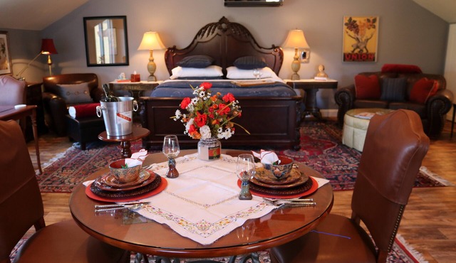 Luxury 1-BR loft in Plainville GA, Lake View, Fishing, Kayaking, Farm Animals