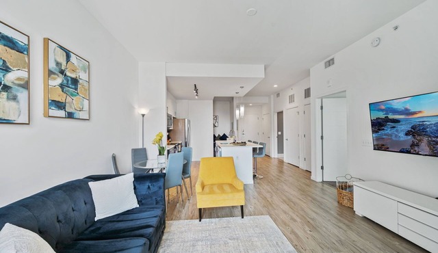 Luxury 1 BR with Den Downtown Tampa Apt: City Views, Rooftop Pool, Workspace