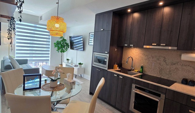 Luxury 1+Den w/Parking | Downtown Toronto