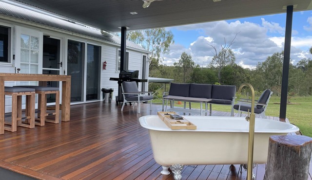 Luxury 100yr old workers cottage close to wineries & wedding venues