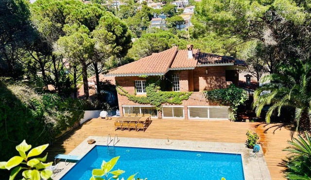 Luxury 12p. villa with pool 1 minute walk from the beach - Costa Brava!
