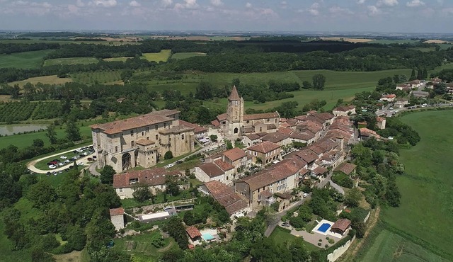 LUXURY 13th CENTURY, MEDIEVAL VILLAGE BARN CONVERSION (Sleeps up to 4 people)