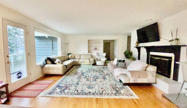 Luxury 180 degree Lake View N Mercer Island Home