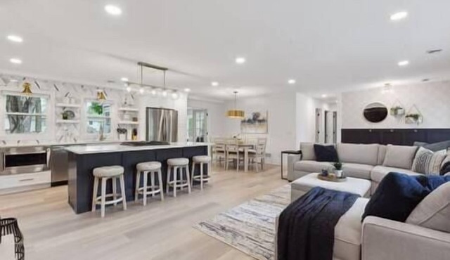 Luxury 1800sq.ft Home - Sleeps 7