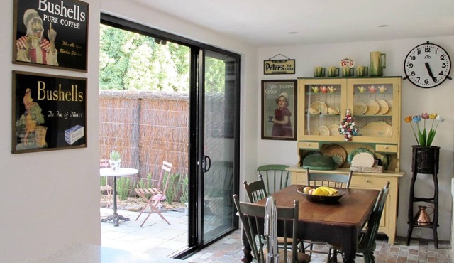 Luxury 1870's sandstone cottage, 2 bedrooms, 5 star kitchen & bathroom, garden