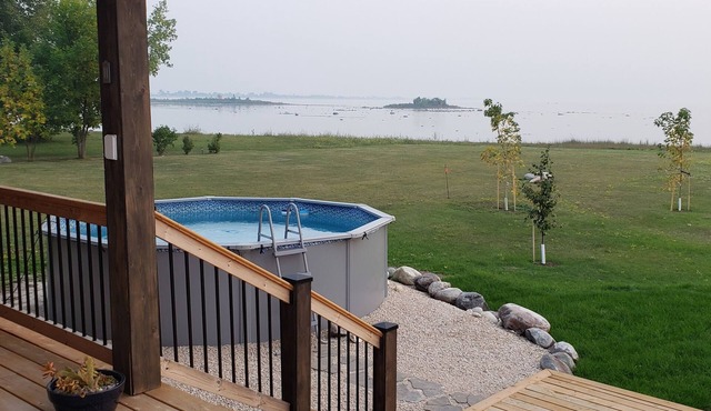 Luxury 1900sf lake front cottage c/w game room, hot tub, pool, near golf course
