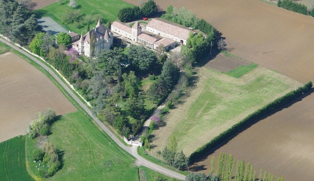 Luxury 19th Century castle for 16-19 people: swimming pool, tennis court