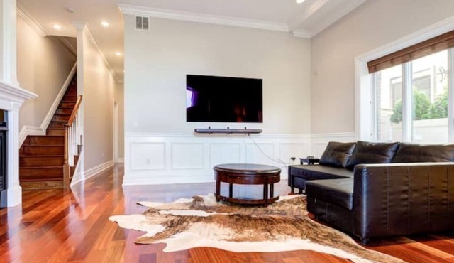 Luxury 1B/1B Apartment by Hudson – 10 mins to NYC