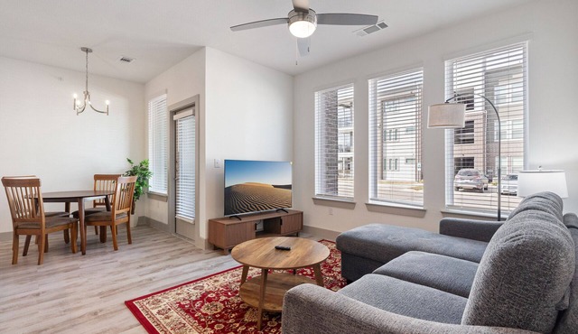 Luxury 1BD/1BA Near The Airport 3888