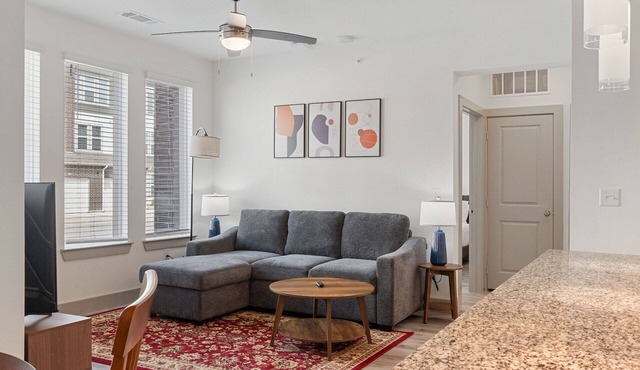 Luxury 1BD/1BA Near Airport 3498