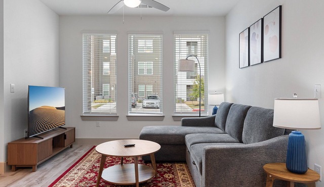Luxury 1BD/1BA Next to Airport 9068
