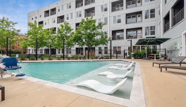 Luxury 1BD/1BR Apt in St. Louis-Pool| Gym| Free Parking!