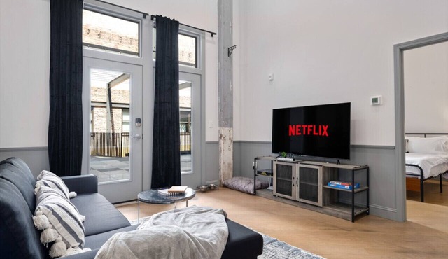 Luxury 1BD | A+ Downtown Location | King Bed Condo