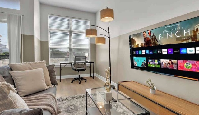 Luxury 1BD | Deep Ellum | Free Parking | Pool+Gym