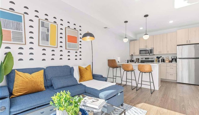 Luxury 1BD, DT, Roof top, Gym, Street Parking