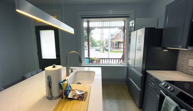 Luxury 1BR Apt near UC CCM, Downtown Cincinnati, Hospital and Zoo w/Parking, 1FL