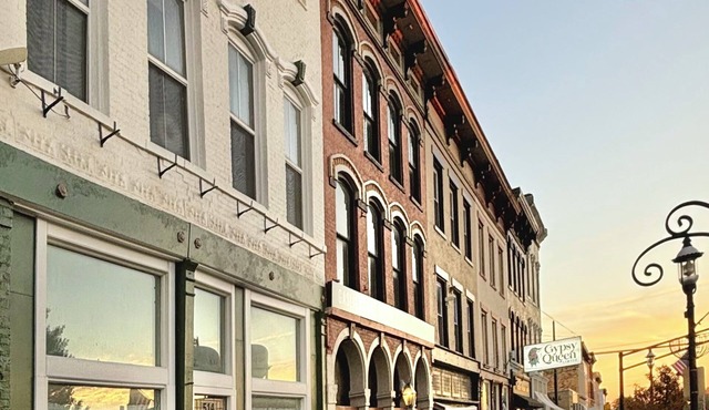 Luxury 1BR/BA Loft in the Heart of Downtown Marshall