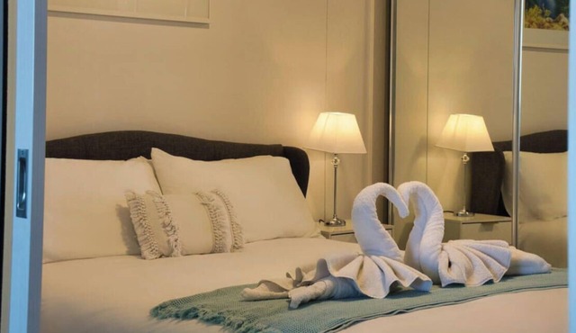 Luxury 1BR CBD Apt with Stunning Views, Pool & Gym