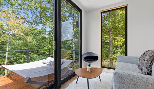 Luxury 1BR container cabin in North Georgia with a private deck, hammock, and fire pit — crafted for festive winter escapes and cozy holiday stays. Pet-friendly, modern, and surrounded by peaceful mountain forest for quiet seasonal getaways.